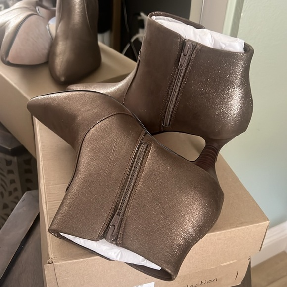 🛑 1 hour sale. Clarks, gold shimmer booties, NWT in original box, size US 9 - Picture 5 of 6